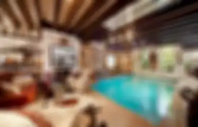 Tidak Biasa, Rumah di Manhattan Ini Justru Punya Kolam Renang di Ruang Keluarga