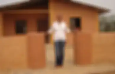 Wanita Ini Bangun Ratusan Rumah dengan Botol Bekas Untuk Warga Kurang Mampu