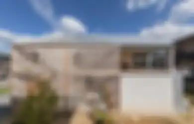 Halaman Rumah Ini Diubah Jadi Teras dengan Fasad Geser Polycarbonate