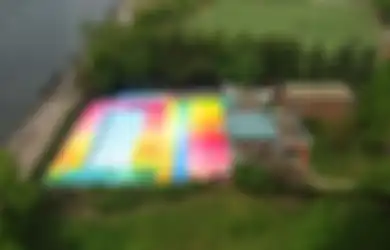 Terbengkalai dan Dilupakan, Pria Ini Justru Habiskan 120 Galon Cat untuk Ubah Kolam Renang jadi Warna Pelangi