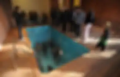 Seniman Asal Argentina Buat Kolam Renang Palsu yang Buat Banyak Orang Heran