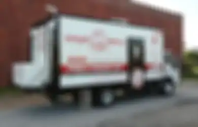 Pria Asal Amerika Ini Ubah Truk jadi Bilik Shower dengan Fasilitas Lengkap untuk Para Tunawisma