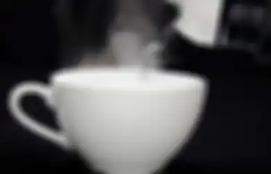 5 Bahaya Terlalu Sering Minum Air Putih Hangat, Bisa Rusak Ginjal!