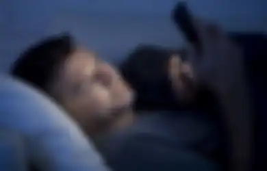 Kerap Kali Dilakukan, Ini 3 Efek Berbahaya dari Tidur dengan Handphone di Dekat Kita