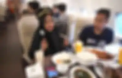 Super Mewah, Ria Ricis Ajak Tim Buka Puasa di Dalam Pesawat! 
