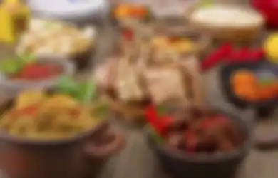 7 Bahaya Makan Berlebihan saat Lebaran. Perburuk Kesehatan Mental!
