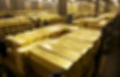 Sedang Periksa Gorong-gorong Bawah Tanah, Penggali Selokan Ini Justru Temukan Jalan Rahasia Masuk Gudang Emas, Direktur Bank Kicep Lihat Kebenarannya