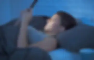 4 Dampak Mengerikan yang Bisa Menyerangmu Jika Masih Begadang Sambil Main Handphone