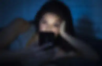 Horor! Miliki Kebiasaan Begadang Sambil Main Ponsel, Perempuan Ini Ditemukan Tewas dalam Kondisi Mengenaskan Memegang Gawai di Tangannya, Dokter Temukan Kematiannya Dikarenakan Hal yang Sering Disepelekan Ini