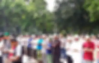 Sediakan Karpet untuk Salat Massa Peserta Aksi di Depan Gedung MK, TNI Dapat Apresiasi