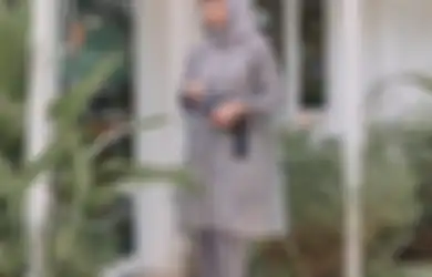 Lebaran Memukau, Sontek 5 Model Tunik Brokat Warna Abu-abu Elegan Ini!