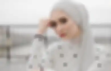 7 Paduan Outfit Baju Muslim dan Hijab Warna Abu-abu, Yuk Coba