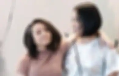 5 Gaya Kompak Bareng Mama ala Jasmine Abeng & Ririn Ekawati. Kece!