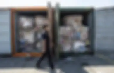 Lagi, Indonesia Pulangkan Sampah Impor. Foto-foto ini Ungkap Kisahnya