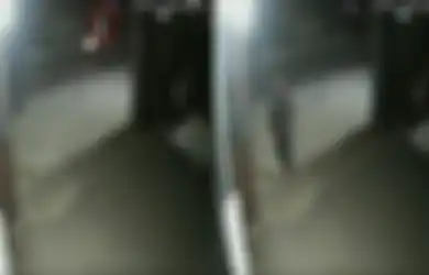 Bikin Satpam Pabrik Terbirit-birit, Rekaman CCTV Penampakan Diduga Pocong Dibonceng Pengendara Motor dengan Posisi Berdiri, Netizen: Kok Kayak Sirkus Ya