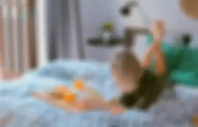 Enggak Boleh Kebiasaan Makan di Atas Kasur, Ini 3 Bahayanya!