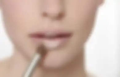 Concealer Jadi Jawaban Warna Lipstik Tetap Menawan Buat Bibir Gelap!