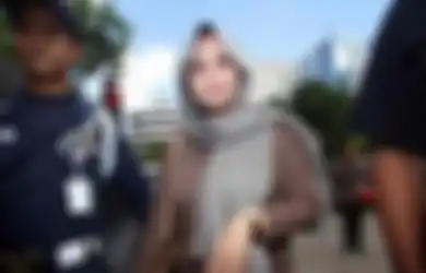 Suaminya Divonis 16 Tahun Penjara Gara-gara Korupsi Impor Daging Sapi hingga Terciduk Selingkuh dengan Artis dan Sahabatnya Sendiri, Pedangdut Ini Kini Pontang-panting Sendiri Demi Anak-anaknya