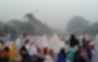 Kabut Asap Dampak Kebakaran Hutan dan Lahan Tak Surutkan Semangat Umat Muslim Laksanakan Salat Id. Foto-Foto Ini Buktinya
