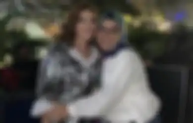Ayu Ting Ting Dituding Jadi Perusak Rumah Tangga Imbas Viralnya Video Dielus Mesra Andre Taulany, Umi Kalsum Emosi: Anak Kita Dizalimi Terus!