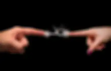Merasa Kesetrum saat Menyentuh Orang Lain? Ternyata Disebabkan Hal Ini