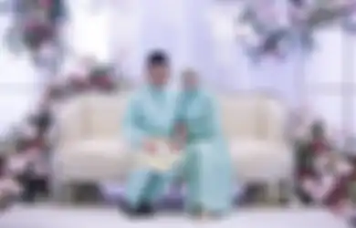 Seorang Ayah Duduk di Pelaminan Gantikan Pengantin Pria yang Tak Datang di Hari Resepsi, Tersenyum Gembira dengan Putrinya Lalu Terpergok Mengusap Air Mata