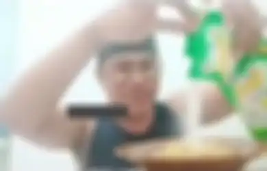Akal Sehatnya Udah Rusak, Youtuber Ini Nekat Makan Lahap Mi Instan Dicampur Detergen Demi Konten, Aksinya Berhenti Usai Alami Kejadian Tak Terduga Ini!