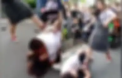 Istri Sah Ngamuk Tendangi Hingga Telanjangi Pelakor di Depan Umum, sang Suami Malah Mati-matian Lindungi Pacar Gelap Sampai Tubuhnya Jadi Sasaran Tonjok
