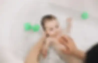 Jangan Lagi Menggunakan Shower, Ini yang Harus Diketahui Saat Memandikan Bayi, Segini Suhu Idealnya!