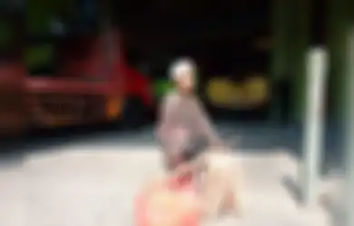 Orangtuanya Tak Ada, Bocah 12 Tahun Ini Terpaksa Putus Sekolah dan Jualan Kerupuk Keliling Kampung Demi Nafkahi Nenek dan Bibinya