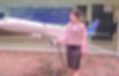 Ikut Foto Bareng Ari Askhara Sambil Pamer Jari Tanda Cinta Ala Korea, Sosok Perempuan Cantik Ini Akhirnya Balas Komentar Soal Tudingan Miring Itu: 'Saya Bahagia dengan Suami'