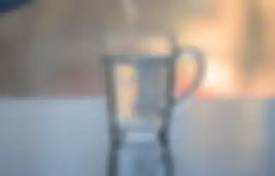 6 Manfaat Minum Air Putih Hangat Tiap Hari Buat Kulit. Cerah Alami!