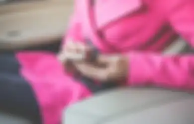 Cara Mengatasi Mual Akibat Main Handphone di Dalam Mobil. Ampuh!