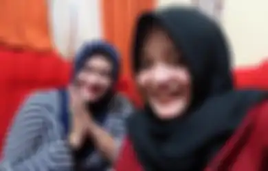 Rela Tahan Tangis di Hadapan Adik-adiknya, Putri Delina Termenung Saat Ziarah ke Makam Lina Jubaedah, Raut Mukanya Jadi Sorotan