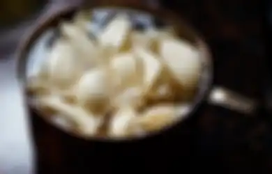 7 Manfaat Minum Air Hangat Dicampur Bawang Putih Setiap Pagi