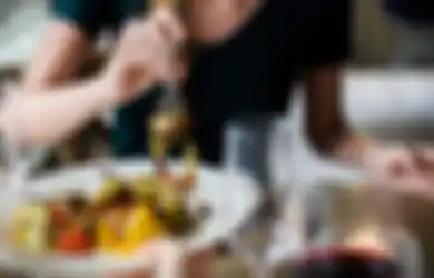 Makan di Luar Lebih Berisiko Tertular COVID-19, Ini Kata Ahli!