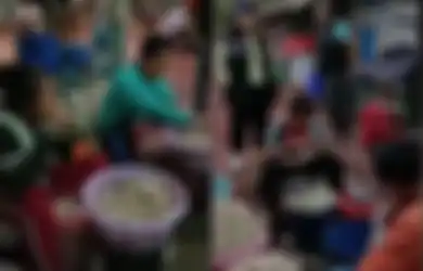 Sungguh Menjijikkan! Para Pekerja Pabrik Kepergok Pisahkan Tulang Cakar Ayam Menggunakan Mulut, Kontaminasi Air Liur Tak Bisa Dihindari, Dokter Ingatkan Soal Hal Ini