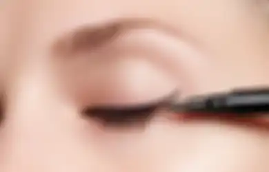 Pantas Belepotan, 5 Kesalahan Pakai Eyeliner Ini Bikin Tampilan Enggak Oke!