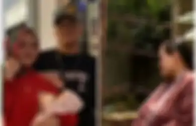 Kepergok Lakukan Hal Pamali di Depan Pusara Lina Jubaedah, 2 Aktris Ini Langsung Kena Semprot Mbak You, Sang Paranormal: Masuk Makam Itu Ada Aturannya!