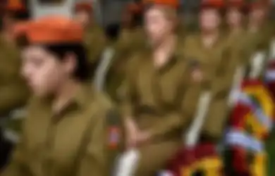 Terlatih Lewat Gemblengan Keras, Israel Ternyata Punya Pasukan Khusus Perempuan yang Masih Mampu Angkat Senjata Meski dalam Kondisi Menyusui Bayinya 