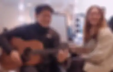 Kikuk dan Malu-malu, BCL Kepergok Genggam Tangan Ariel NOAH di Atas Panggung, Netizen: Jodohkanlah Mereka Ya Allah