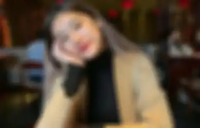 Kepoin 6 Cara Tampil Trendi Pakai Turtleneck Top ala Amanda Caesa!