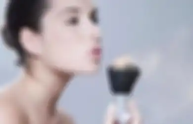 Dijamin Awet Seharian, Ini 4 Tips Memakai Bedak Biar Tahan Lama