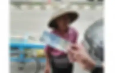 Nuraninya Udah Mati, Pengemudi Mobil Ini Sampai Hati Tipu Kakek Penjual Rujak Pakai Uang Palsu, Korban Mendadak Dapat Ganti Berkah Dari Sosok Ini