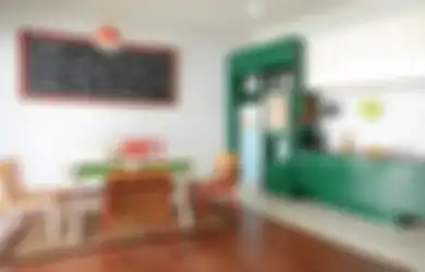 Intip Pantri Mungil Warna Hijau dengan Paduan Papan Tulis, Cocok di Lahan Terbatas