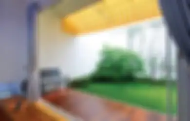 Inspirasi Hunian Terang yang Bermandikan Cahaya, Gunakan Skylight dan Pintu Lipat!