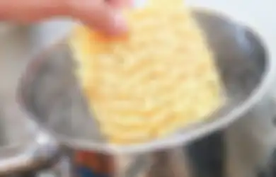 Orang Cerdik Tahu, Ini Efek Sisa Rebusan Mi Instan Kalo Disiram ke Tanah!