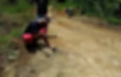 Kisah Seorang Pemuda Asal Kebumen yang Rela Tinggalkan Pekerjaan Demi 'Selamatkan' Orang-orang dari Celaka, Perbaiki Jalan Sendiri saat Pemerintah Lamban Ulurkan Bantuan