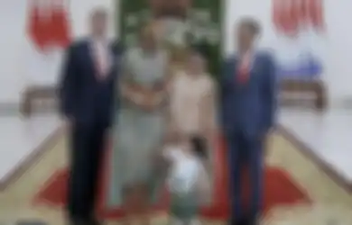 Tunggui Ibunya Lahirkan Adik Bayi, Tampilan Sedah Mirah Jadi Sorotan Saat Dituntun Jokowi, di Rumah Sakit Pakai Ini