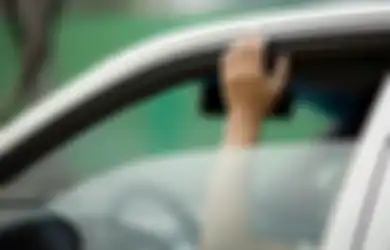 Bisa Kecelakaan Fatal, Jangan Buka Kaca Mobil Saat Ngebut, Bahaya